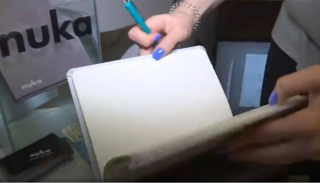 基辅中学生发明永久笔记本和铅笔