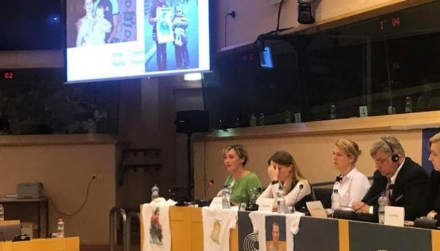 Des ex-prisonniers ukrainiens devant le Parlement européen Des ex-prisonniers ukrainiens devant le Parlement européen