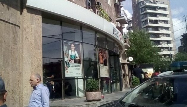 У Єревані полковник поліції напав на банк, є жертви