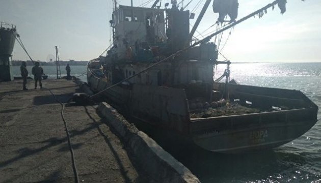 Les garde-frontières russes détiennent un navire de pêche ukrainien près des côtes de Crimée