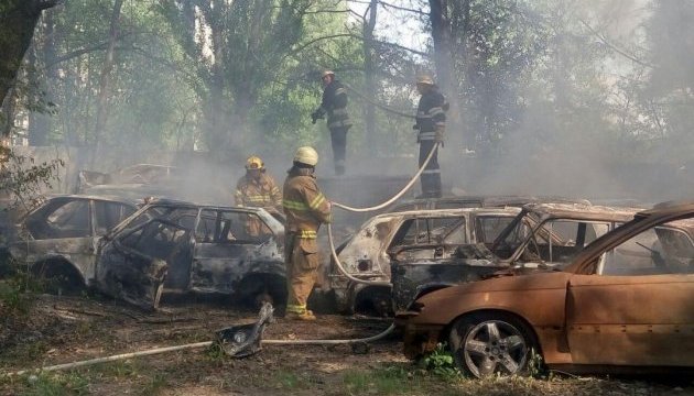 Пожежа на стоянці Києва: рятувальники заявляють вже про 50 знищених автівок