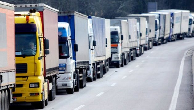 Київ обмежує рух вантажівок: водіям повідомили умови