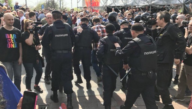 Двох учасників мітингу у Москві звинувачують у побитті поліцейських