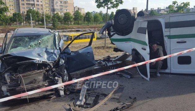 У Києві інкасаторське авто в лоб зіткнулося з легковиком: шестеро постраждалих