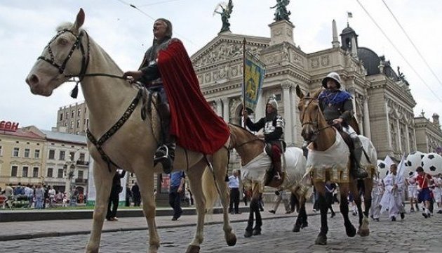 У День Львова центром проїхав Король Лев із лицарями
