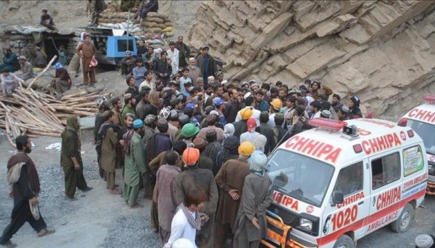 Кількість загиблих під час обвалу шахти у Пакистані зросла до 23