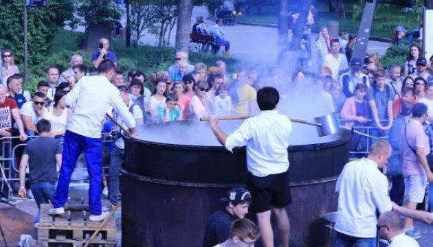 У Тернополі зготували 1,5 тонни «королівського супу» У Тернополі зготували 1,5 тонни «королівського супу»