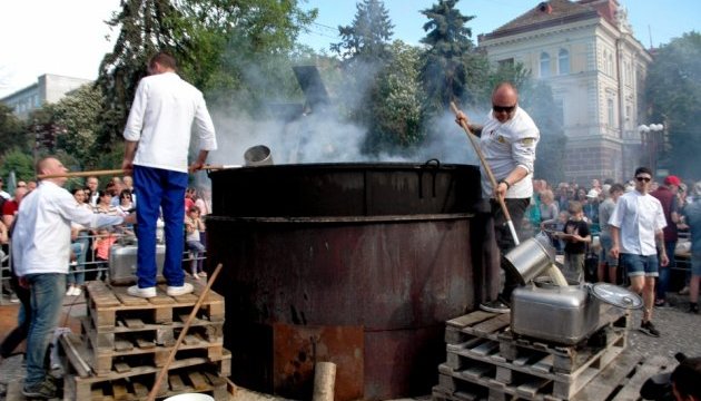 У Тернополі зготували 1,5 тонни «королівського супу»