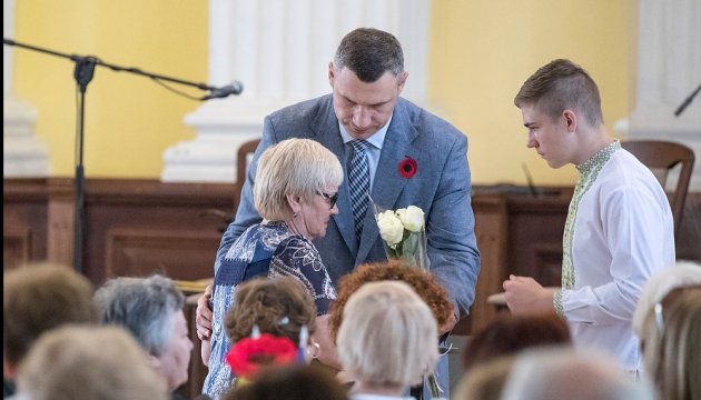 Кличко вручив матерям загиблих в АТО медалі 