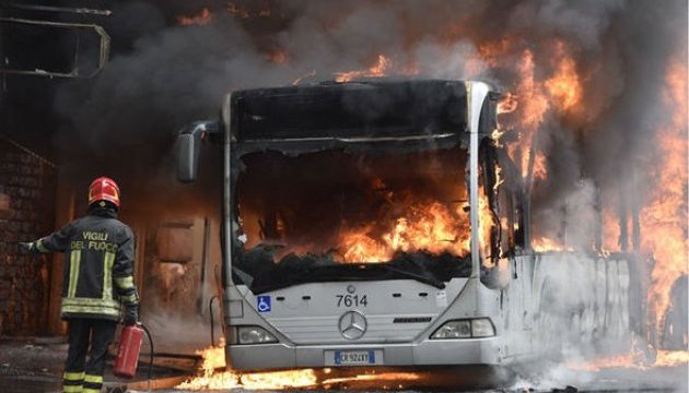 У центрі Рима вибухнув автобус