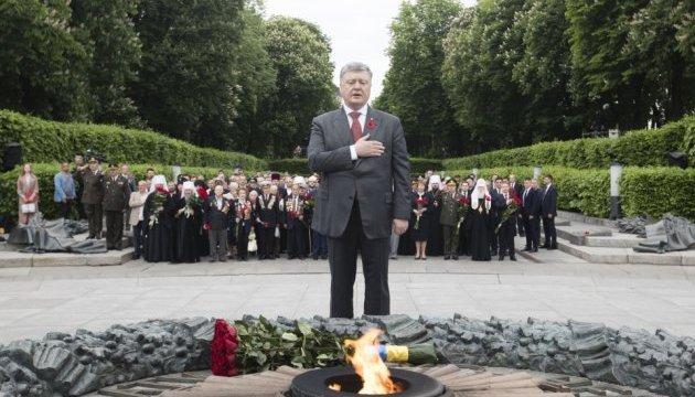 Керівники держави поклали квіти до Вічного вогню в Києві
