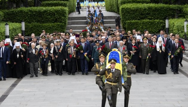 Ukrainian leaders commemorate victims of WWII. Photos