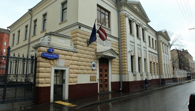 На посольство Латвії в Москві скоєно напад