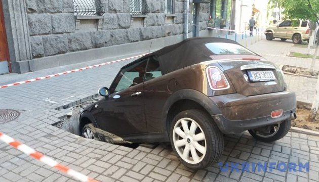 У центрі Києва авто провалилося в яму 