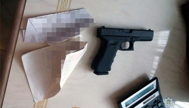 У Києві в чоловіка знайшли бойовий пістолет 
