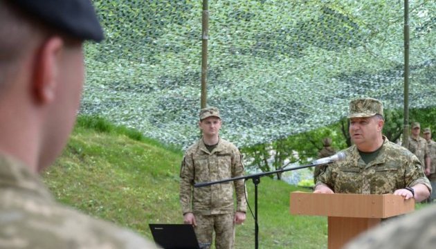 Poltorak prüft, wie Vereinte Kräfte im Donbass Aufgaben erfüllen