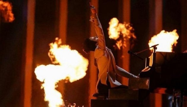 Piano brûlant et résurrection : Le chanteur ukrainien Melovin se qualifie pour la finale de l’Eurovision 
