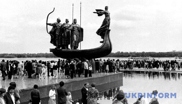 З архіву: хрест над Золотими воротами та нові київські громадяни – Брежнєв й Індіра Ганді (1982)