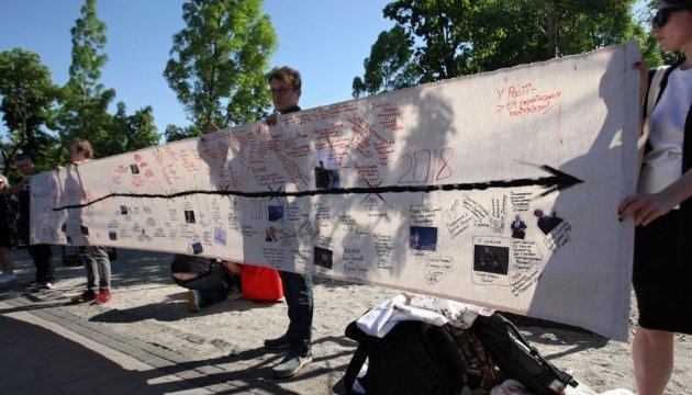 Kyiv realiza un flashmob dedicado al cuarto aniversario de la detención de Oleg Sentsov 

