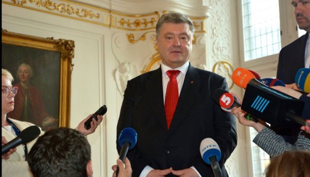 Poroshenko calls on world to continue pressure on Russia to release political prisoners