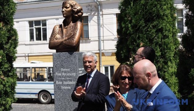 Посол Німеччини відкрив пам’ятник поетесі Розі Ауслендер у Чернівцях