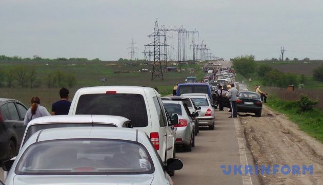 У пунктах пропуску на Донбасі очікують в чергах 330 авто