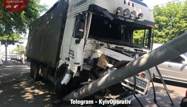 У Києві вантажівка знесла стовп і вилетіла на тротуар