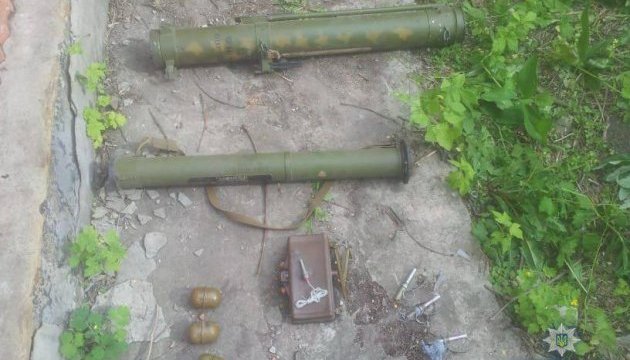 У будинку бойовика в Лисичанську знайшли арсенал зброї