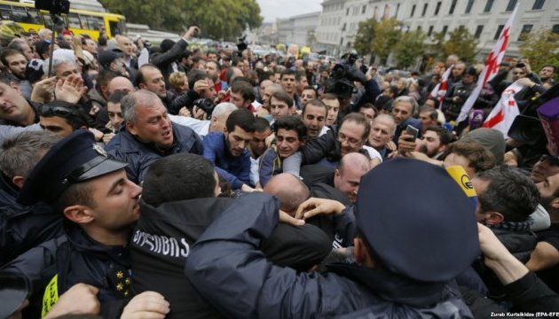 Під парламентом Грузії - протести після рейдів по нічних клубах