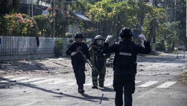 У трьох церквах Індонезії підірвалися смертники, щонайменше 10 загиблих