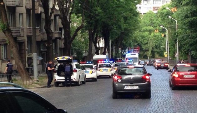 Учасник ДТП у Львові вдарив ножем у живіт жінку-патрульну