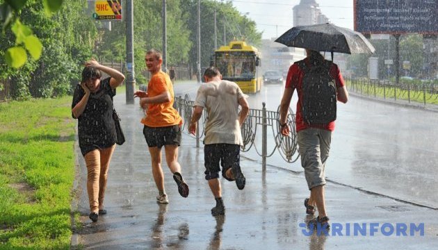 Деякі регіони України у суботу накриють дощі з грозами