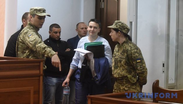 Суд разрешил Савченко выйти из стеклянного бокса Суд разрешил Савченко выйти из стеклянного бокса