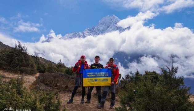 Троє українських альпіністів підкорили Еверест