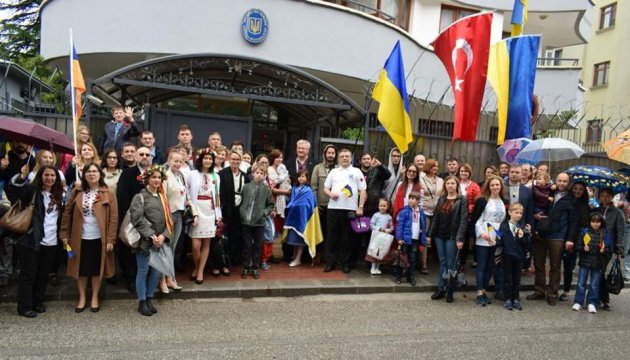 Українці в Анкарі провели ходу вишиванок