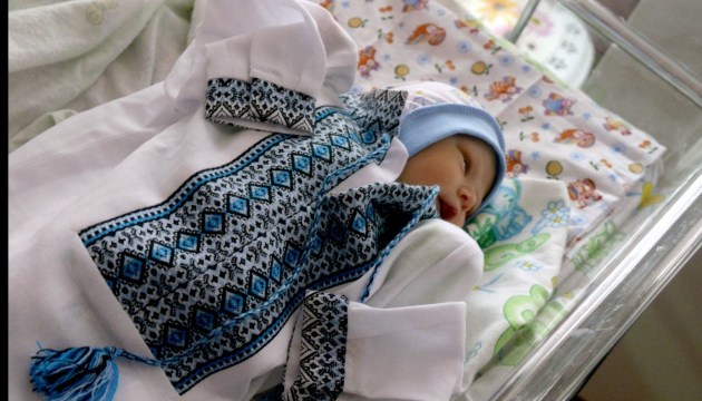 Baby-Box: Ukraine führt Mutterschaftspaket ein
