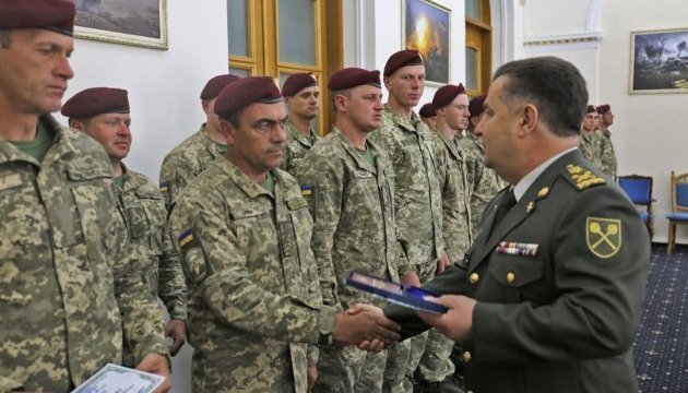 Combined Resolve X: Verteidigungsminister Poltorak zeichnet 30 Soldaten für ihre Leistung aus - Fotos
