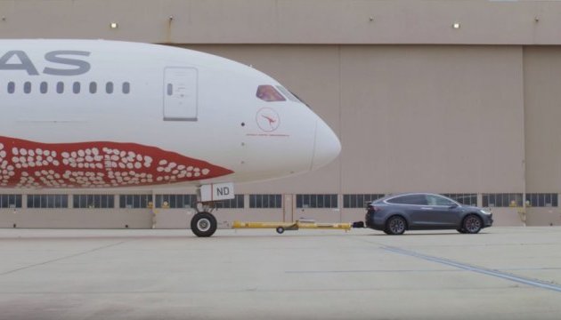 Tesla Model X встановила рекорд, перетягнувши 126-тонний Boeing