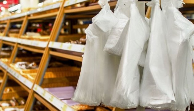 Влада просить магазини Києва зменшити обіг поліетиленових пакетів