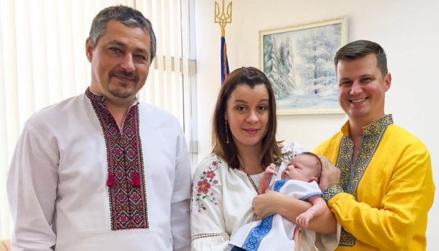 Вже восьмеро новонароджених у Таїланді отримали українські паспорти та вишиванки