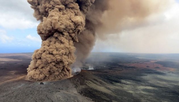 На Гаваях вулкан Кілауеа “виплюнув” попіл на 9 кілометрів