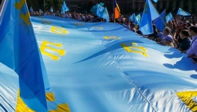 В Херсоне на митинге развернули крымскотатарский флаг размером 11 на 7 метров