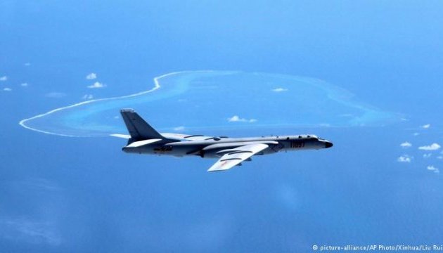 Китай перекинув бомбардувальники на спірні острови