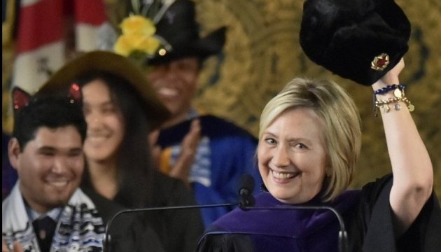 Гілларі Клінтон прийшла до студентів з шапкою-вушанкою