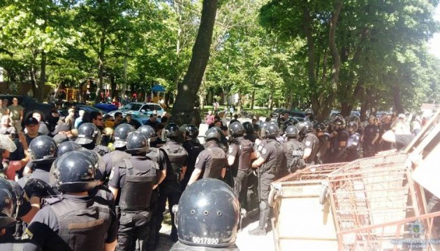 В Одессе фирму по продаже криптовалюты забросали яйцами В Одессе фирму по продаже криптовалюты забросали яйцами