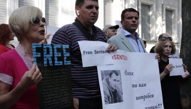 #SaveOlegSentsov : Des activistes manifestent devant le Consulat général de Russie à Kharkiv (photos)