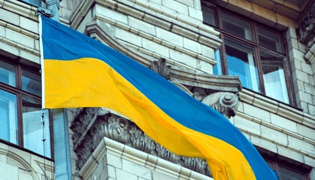 Blue and yellow flag was raised over Kyiv city council for first time 28 years ago 