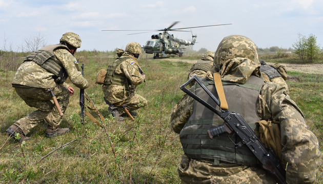 Доба в ООС: бойовики гатять із важкої артилерії, загинув боєць 