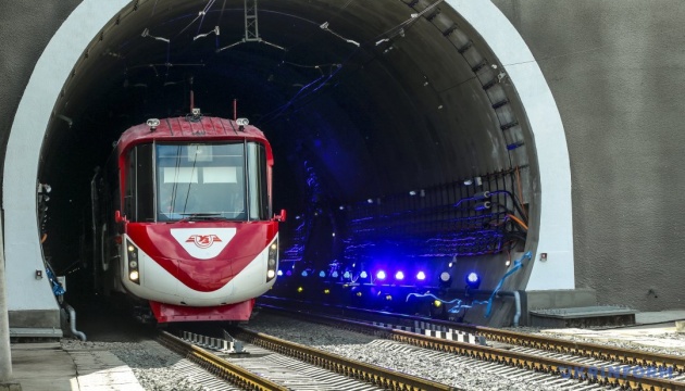 Erster Zug fährt durch Beskyd-Tunnel