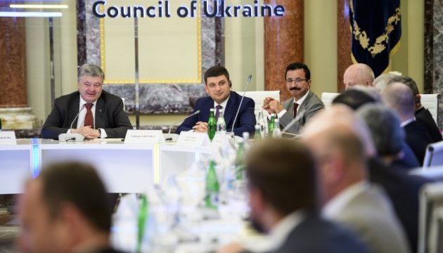 Порошенко сказал, что ждет Украину впереди Порошенко сказал, что ждет Украину впереди